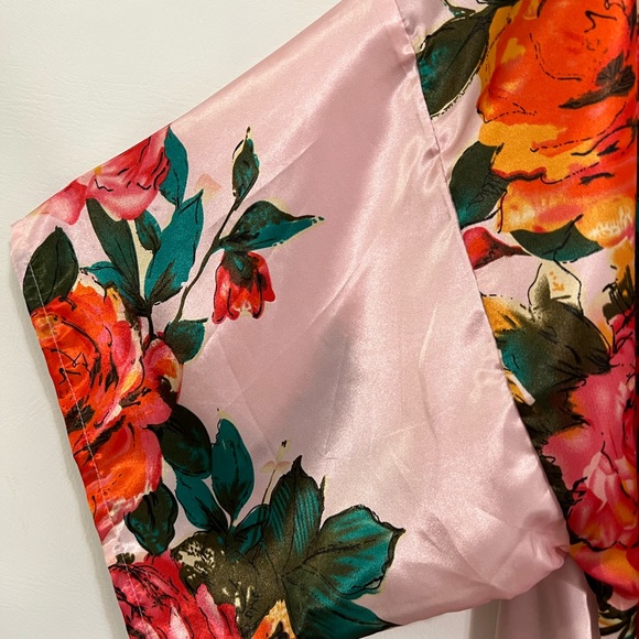 Kimono by Fashion pink floral pattern NWOT tie belt. Cover up, Robe - Picture 12 of 12